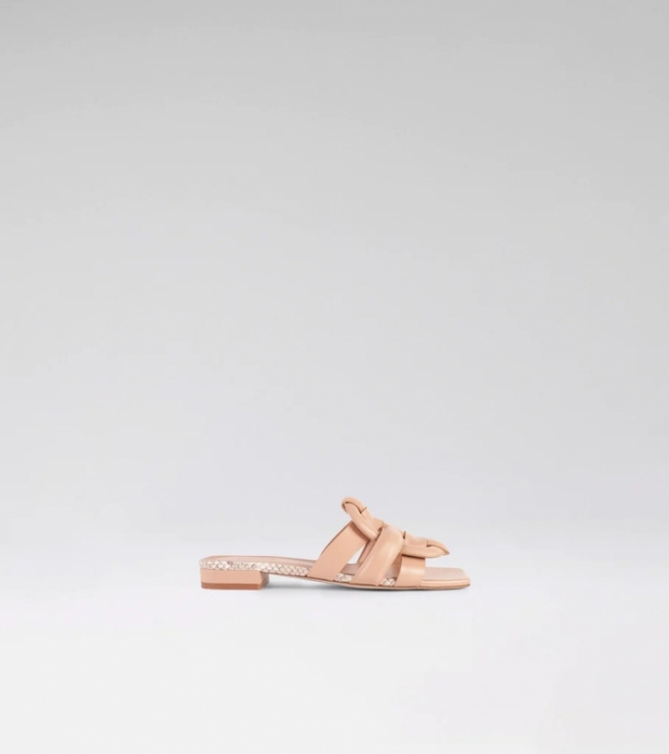  VERY NUDE