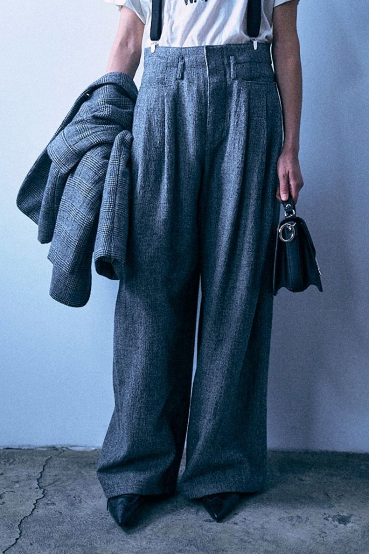 TRIPLE PLEAT - BLACK AND WHI